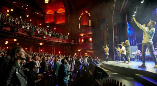 GANA CARISMA EN EL ESCENARIO